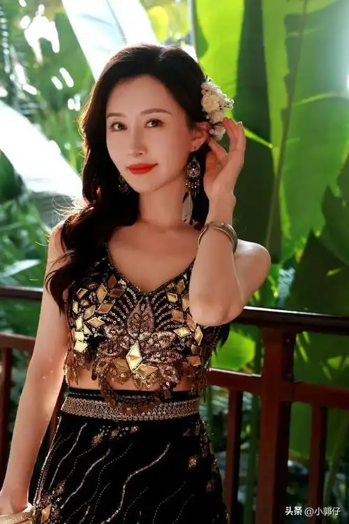 舒畅520晒最新美照,一袭亮片吊带露背套裙,性感优雅甜美气质!