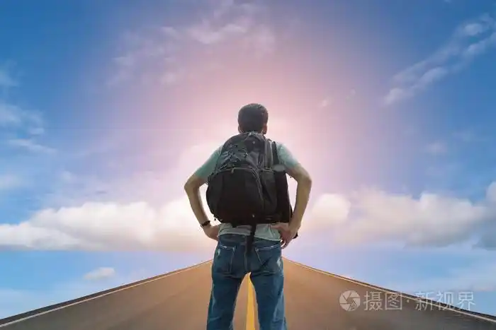 站在路上的背包客