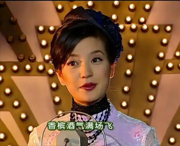 赵薇在演员时期的火爆程度是当下无人能及的,曾参演的"小燕子"不仅火