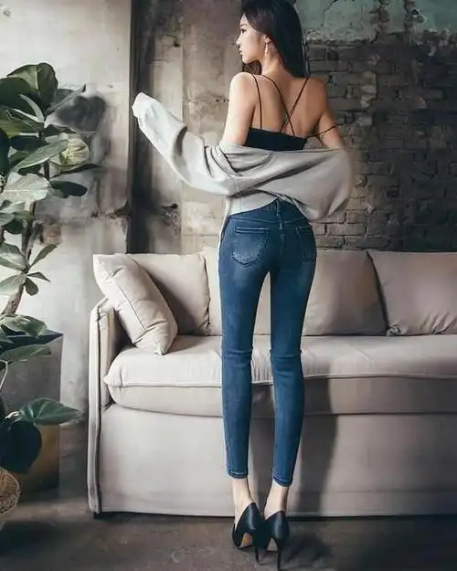 被穿紧身牛仔裤的小姐姐撩到了大长腿背影杀我爱了