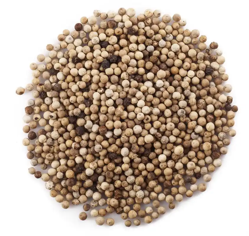 白胡椒,孤立在白色背景上的白胡椒粒