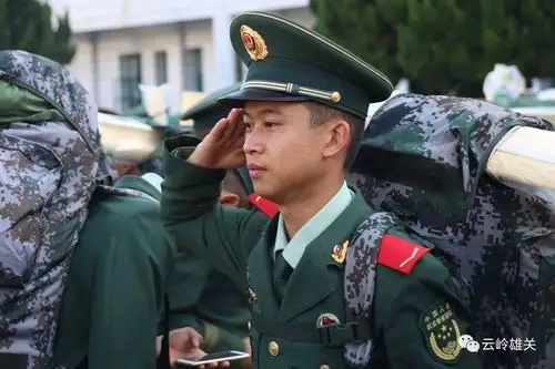 踏巡边境线▲新单位的火锅宴▲欢迎新战友▲新兵陆续抵达各基层单位