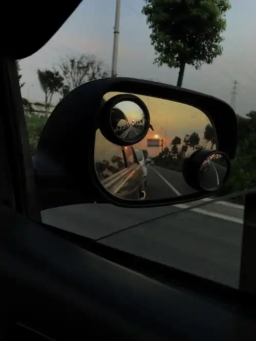 最孤单的是坐在车上戴上耳机放着悲伤的音乐然后看着窗外孤独的风景