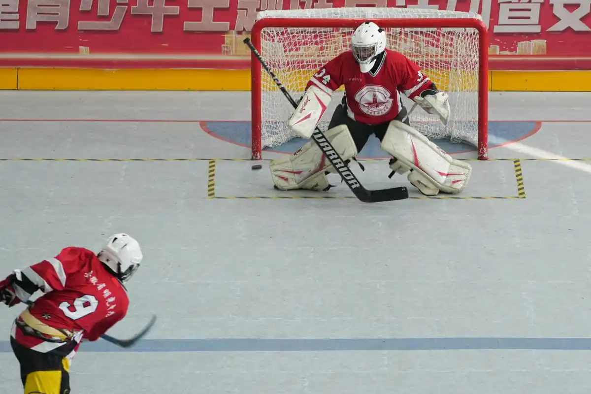 旱地上奔跑的冰球少年