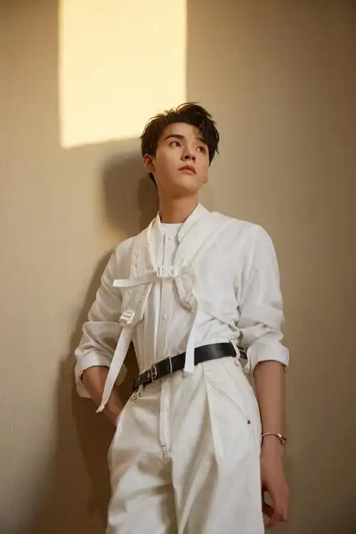 3333383132珠宝点缀,精致耀眼的俊朗少年,诠释型男摩登品格