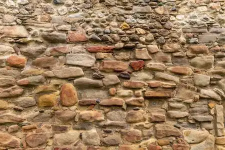 旧砖和石墙有厚厚的浆液和非常粗糙的不规则表面.照片