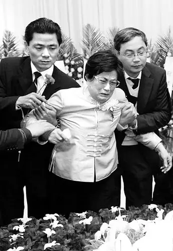 1月3日,越剧表演艺术家王文娟与丈夫孙道临作最后的告别.新华社发