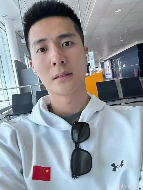 征战三人篮球朱松玮晒国家队球衣新的挑战全力以赴