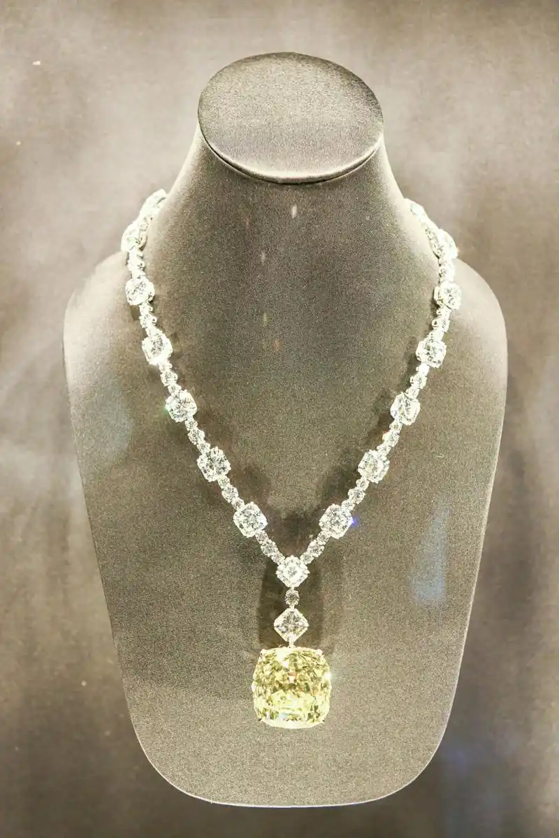 姐佩戴的这款tiffany 高级珠宝项链,她采访说50克拉,传世黄钻128克拉