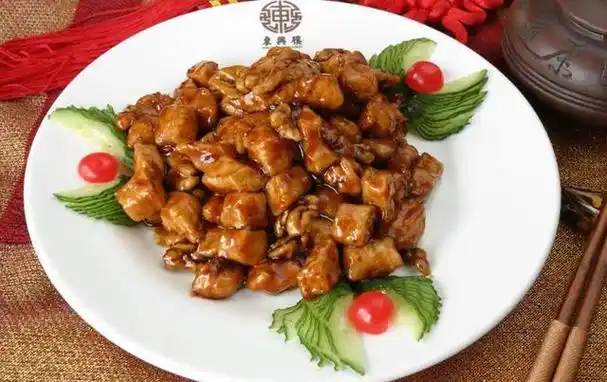 本期揭秘了咱东兴楼的镇楼之菜——酱爆鸡丁做法和提味的技巧,学会了