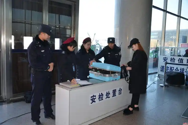 包头铁警加强安检查危力度