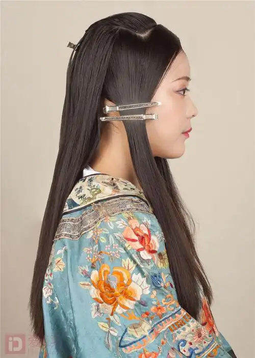 将中间部分头发用红头绳扎成一条马尾,并且在往后离扎结出约两公分