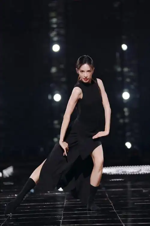 金晨这组照片太美啦,完美身材眼神杀,爱住了~@金晨#金晨舞蹈生