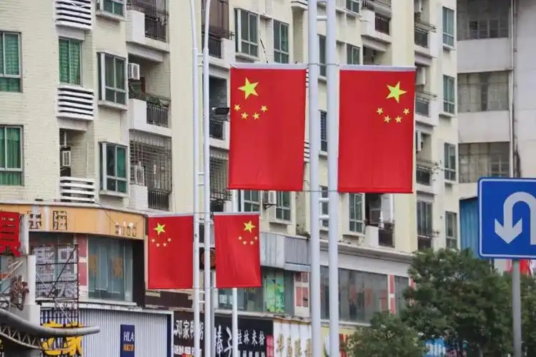 电白挂国旗庆国庆红红火火迎中秋