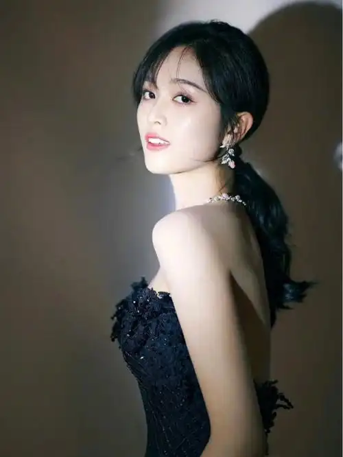 吴宣仪穿透视纱裙"用力过猛"了点?