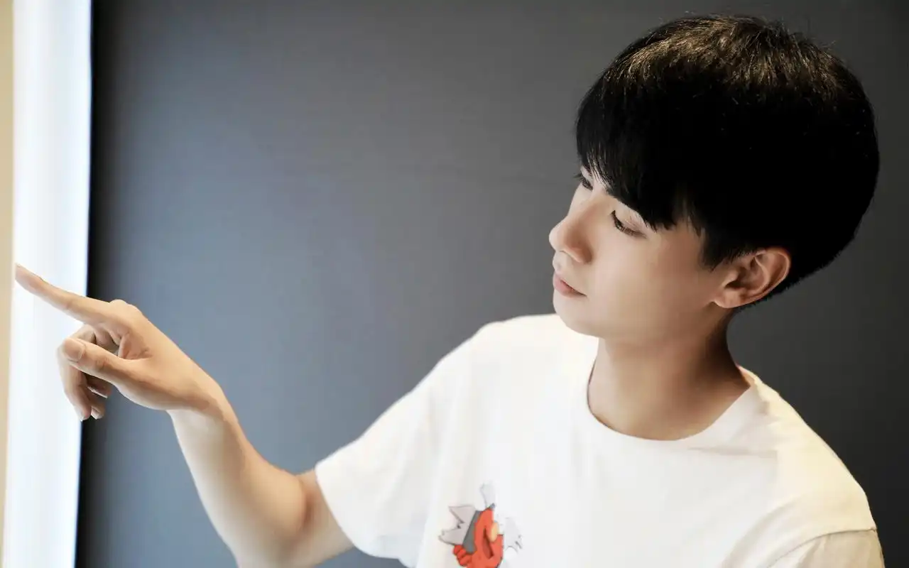 胡一天帅气写真高清电脑桌面壁纸