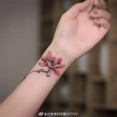 手腕精致图腾纹身图案