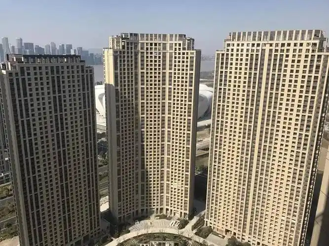 昨天,绿地旭辉城多位业主打进12345热线:位于滨江西兴街道七甲路和滨