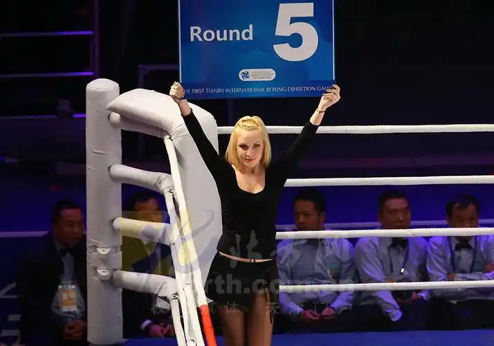 天津国际拳击表演赛上中俄举牌宝贝引爆拳台(组图)