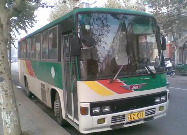 上个世纪80,90年代,比较常见的进口客车就是日野了.