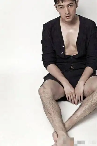 王源亮相某发布会被浓密腿毛抢镜,而这些男星则是大白腿!_网易订阅