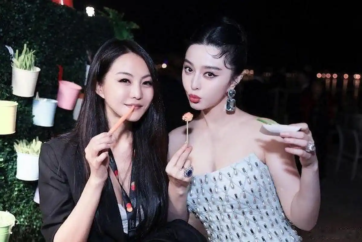 范冰冰带近7旬妈妈出席富婆生日会,肌肤状态极好,美貌惊艳网民!