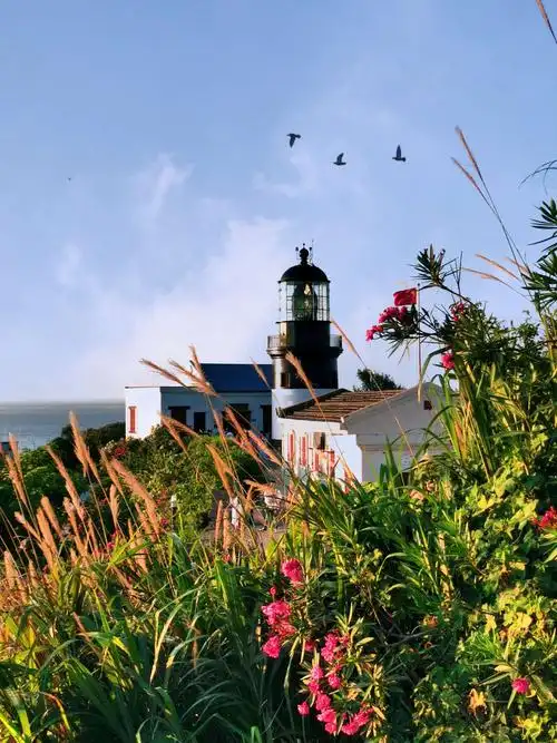 远东第一大灯塔,在夕阳的映衬下,诉说着历史和岁月的故事,在海风轻抚