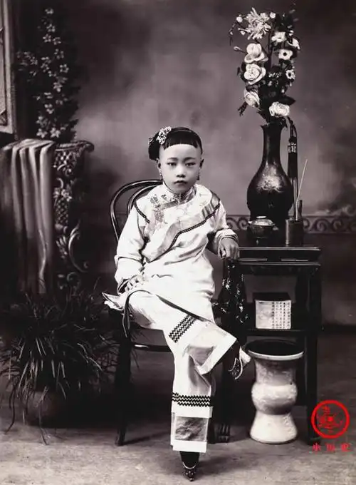 晚清老照片:富家千金小小年纪已缠足,农民吃完饭还要舔碗边