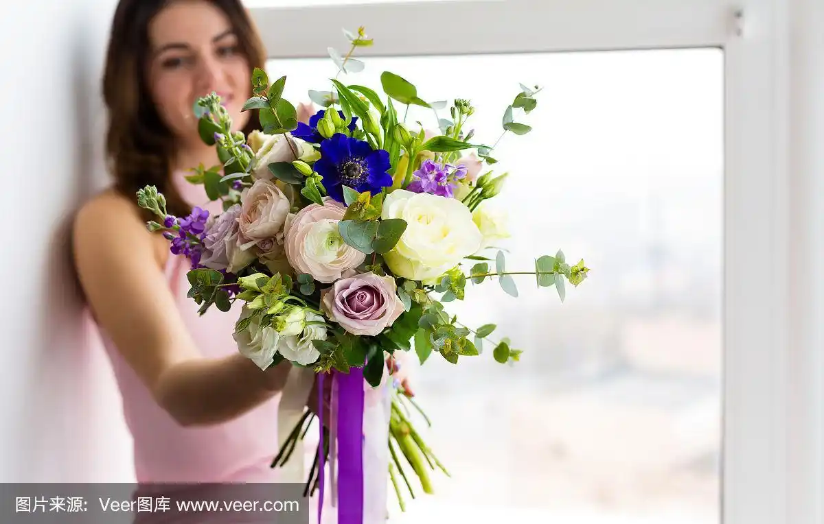 捧着一束花的漂亮女人