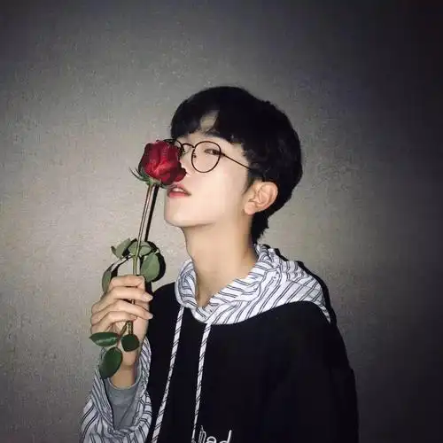 墙裂推荐 —— 男生短中分发型