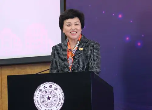 陈旭宣读书院成立决定并致辞