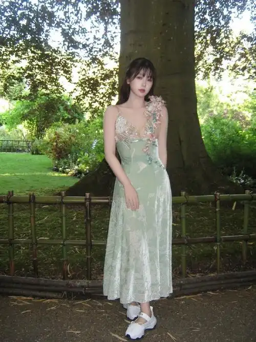 虞书欣长裙配运动鞋##虞书欣绿色高定