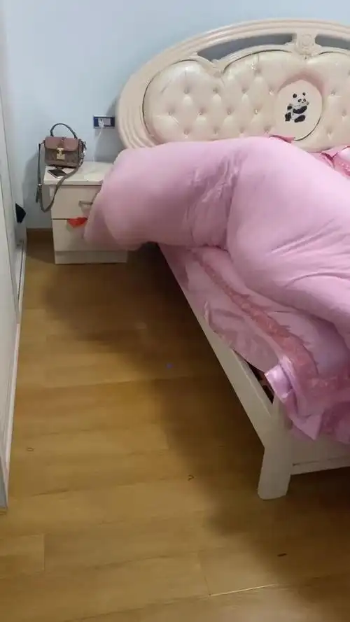 当女朋友一个人在家睡觉时,结局你绝对想不到