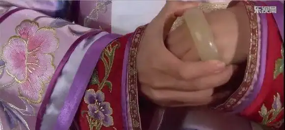 所以后来甄嬛也感叹道:"那镯子还在呢.