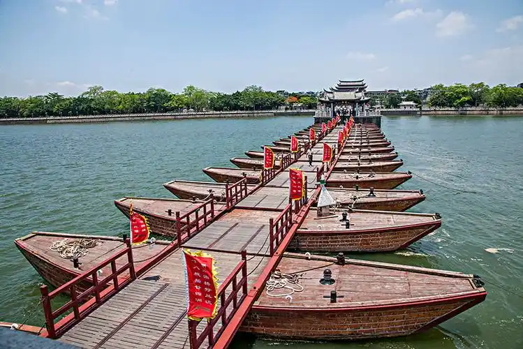 广东潮州中国四大古桥------广济桥十八只梭船架设的浮桥