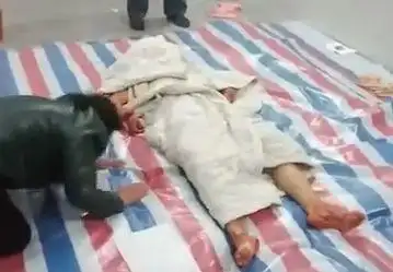 12岁男孩亲手杀死母亲!残忍追砍20多刀,指认现场时还在笑.