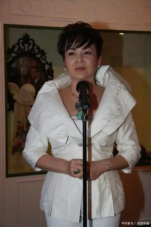 女富豪的丈夫受不了家里太有钱闹离婚,女子竟执意要送他几套房