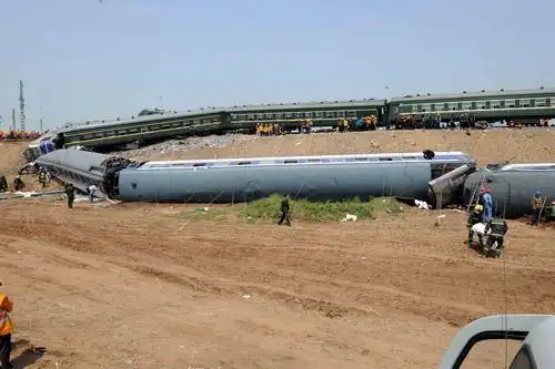 在挤地铁时,我突然的一回头,看见胶济铁路俩火车相撞,刚开始还没反应