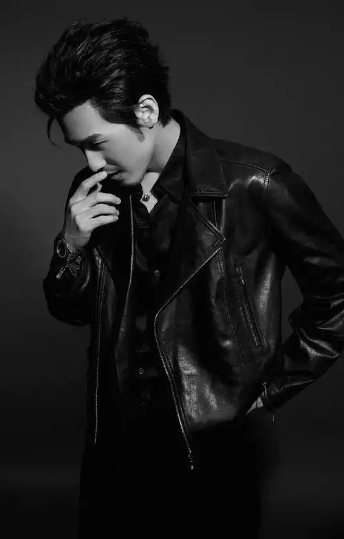 白宇最具成熟气质的男星,皮衣西装,稳重的男人就该像他一样穿