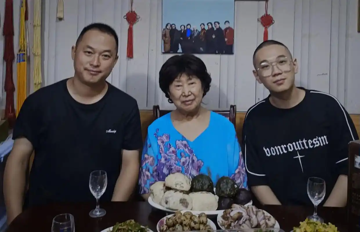 在朱巧云老师家里蹭了 小米南瓜红薯红枣银耳加了香蕉的粥 - 抖音