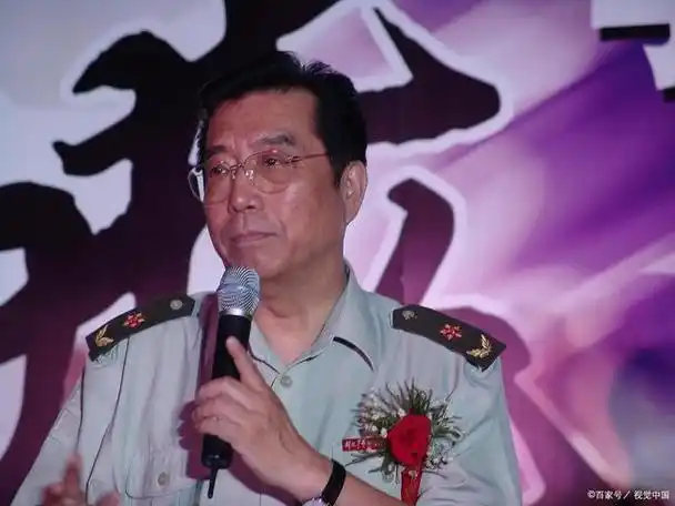 李双江作为国家一级演员,少将级别的待遇,但他的一生被儿子毁了