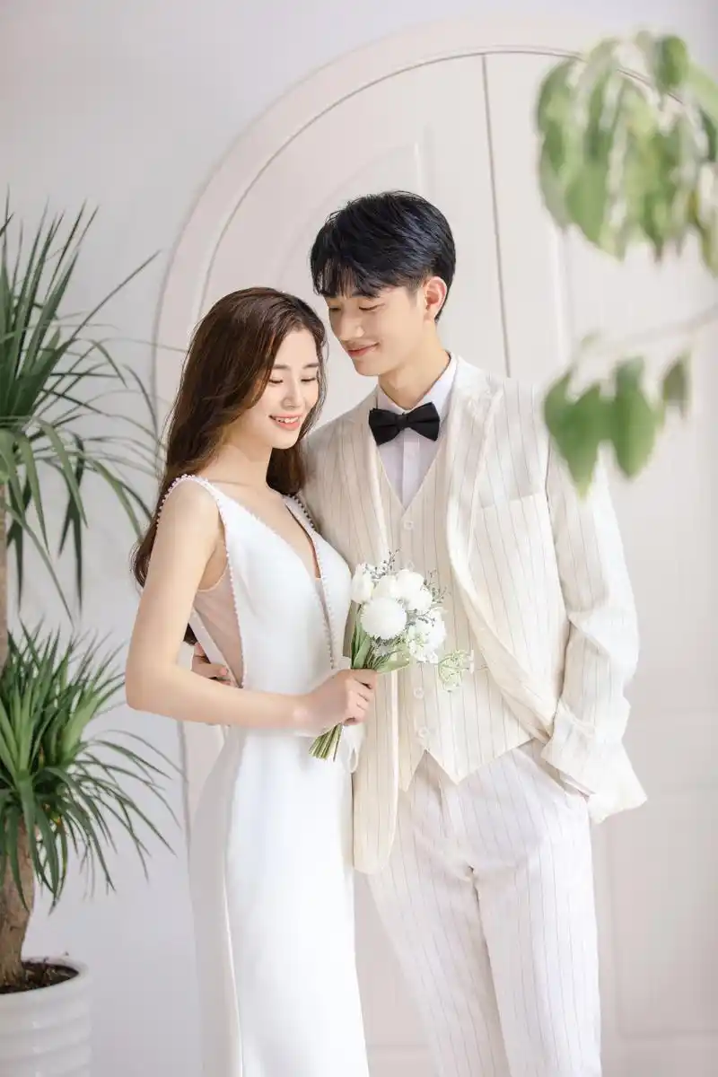 简约韩式清新室内婚纱照 清新的韩系ins风,可甜可盐 #婚纱照# #婚纱照