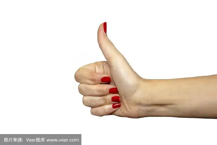 手伸出喜欢和好的手势.女性手的特写显示胜利标志孤立在白色的背景.