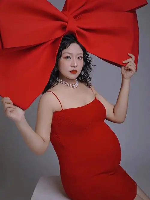 九个月的孕妇照