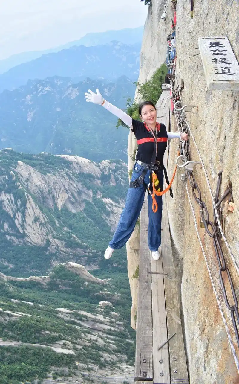 华山长空栈道挑战成功!完成了自己多年的梦想,挑战了自己!连 - 抖音