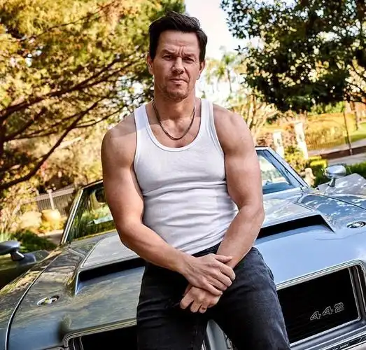 49岁马克·沃尔伯格再登型男封面!身高174的男神,肌肉气场十足