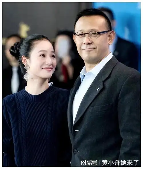 姜文一家四口罕同框!周韵看起来好温柔,两个儿子笑容灿烂很阳光