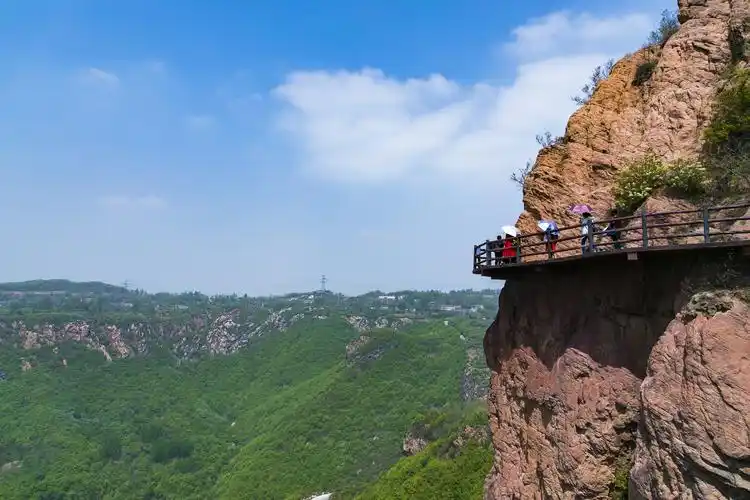 世界上最高悬空秋千在河南伏羲山,这个画面看着腿软