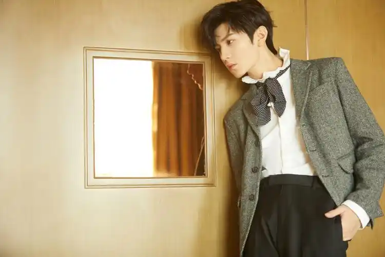 陈哲远复古宫廷风西装帅气图片写真99