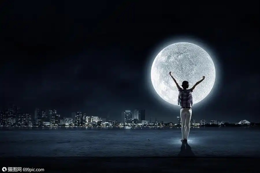 满月轻女人的后视镜,举手看着天空中的月亮